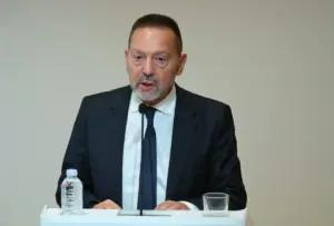 Κατά της επαναφοράς της 13ης σύνταξης ο διοικητής της ΤτΕ Γ. Στουρνάρας