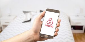 Airbnb: Ξεκινούν οι έλεγχοι