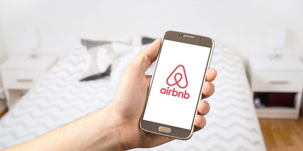 Airbnb: Ξεκινούν οι έλεγχοι