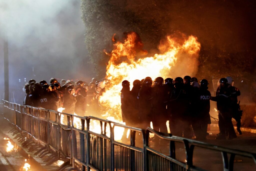 Συγκρούσεις διαδηλωτών με την αστυνομία έξω από το κοινοβούλιο της Αλβανίας- Τουλάχιστον τέσσερις τραυματίες