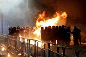 Συγκρούσεις διαδηλωτών με την αστυνομία έξω από το κοινοβούλιο της Αλβανίας- Τουλάχιστον τέσσερις τραυματίες