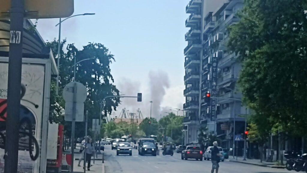 Φωτιά στο Καλοχώρι Θεσσαλονίκης – Ήχησε το 112 για επικίνδυνους καπνούς πάνω απ τη Θεσσαλονίκη