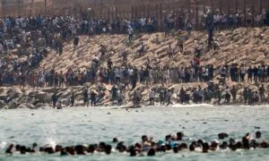 Ισπανία: Χάος στη Θέουτα με τους χιλιάδες παράνομους μετανάστες που πέρασαν από το Μαρόκο