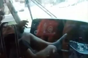 Νέα Σμύρνη: Επιβάτης κατέγραψε οδηγό τραμ να έχει τα πόδια στην κονσόλα οδήγησης και να καπνίζει (ΒΙΝΤΕΟ)
