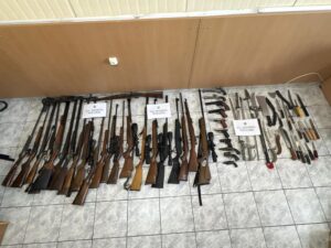 56χρονος είχε μετατρέψει το σπίτι του σε παράνομο εκτροφείο ζώων – Βρέθηκε μεγάλος αριθμός όπλων και πυρομαχικών