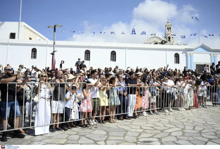 Τήνος: Χιλιάδες προσκυνητές στο νησί της Παναγίας