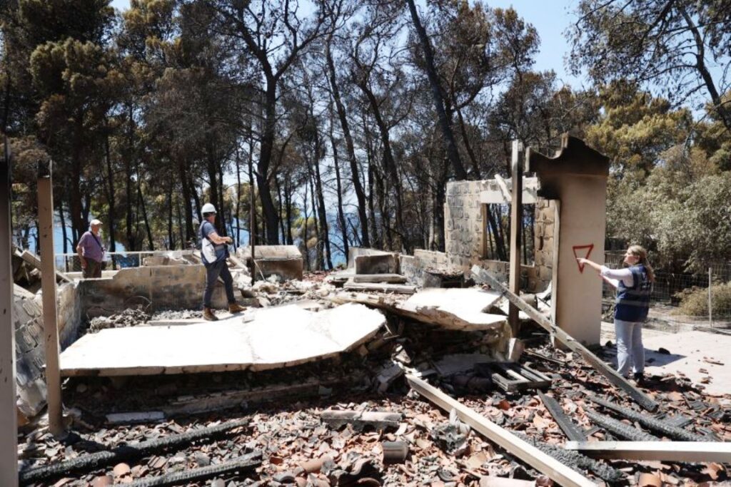 Αυτοψία σε  325 κτίρια που επλήγησαν από τις πυρκαγιές – 118 χαρακτηρίστηκαν «κόκκινα»
