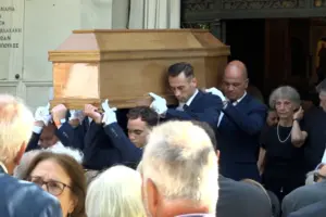 Σε κλίμα συγκίνησης η κηδεία του Στέφανου Μάνου
