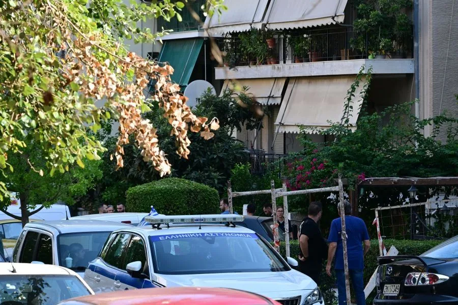 Δύο νεκροί στην είσοδο πολυκατοικίας: Δολοφονία και στην συνέχεια αυτοχειρία «βλέπουν» οι Αρχές