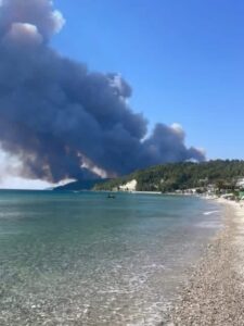 Mεγάλη πυρκαγιά στη Χαλκιδική: Εκκενώθηκαν Σίβηρη και Φούρκα – Στη μάχη 11 εναέρια (ΒΙΝΤΕΟ)