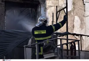 Στιγμές αγωνίας στην Πολίχνη Θεσσαλονίκης από φωτιά σε διαμέρισμα