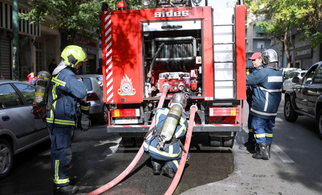 Φωτιά στην Πολίχνη: Δύο γυναίκες μεταφέρθηκαν στο νοσοκομείο