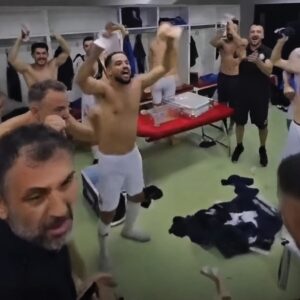 Αλβανία: Πρόεδρος ομάδας μπήκε στα αποδυτήρια με σακούλα και άρχισε να πετά χρήματα για πριμ