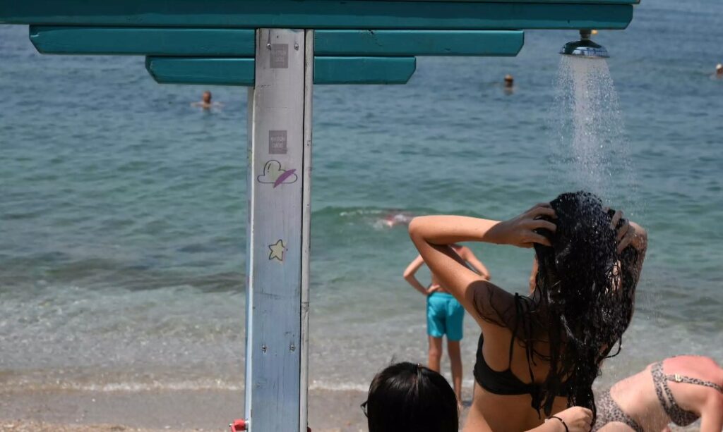 Συναγερμός για την επάρκεια νερού: Ζητούν το κλείσιμο των ντους σε beach bar της Χαλκιδικής