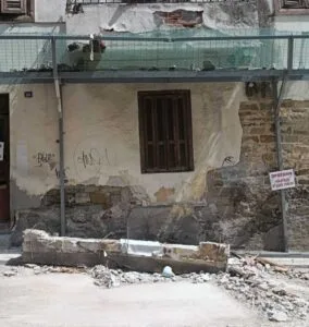 Καβάλα: Μπαλκόνι κατέρρευσε στον δρόμο