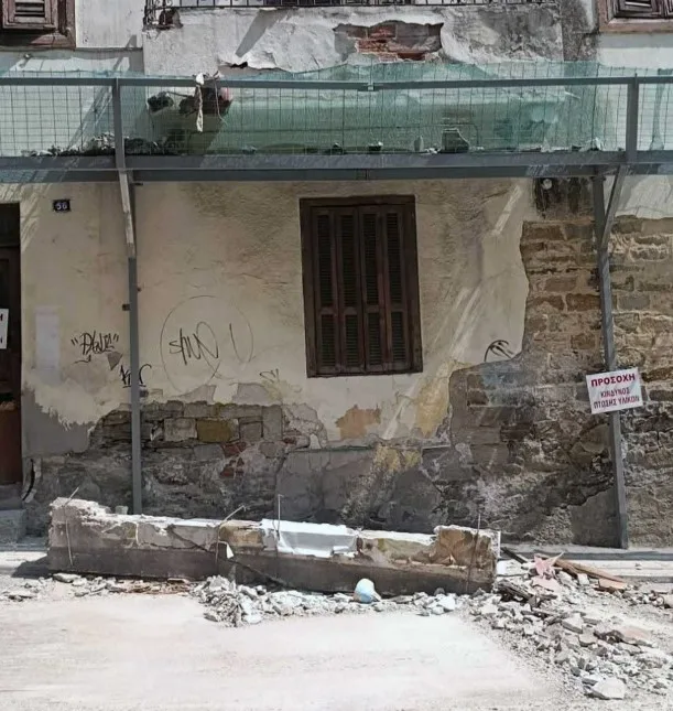 Καβάλα: Μπαλκόνι κατέρρευσε στον δρόμο
