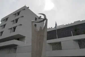 ΝΔ, ΠΑΣΟΚ και ΕΛΑΣ αντιπαρατίθενται για το ποιος είναι πιο διαπλεκόμενος