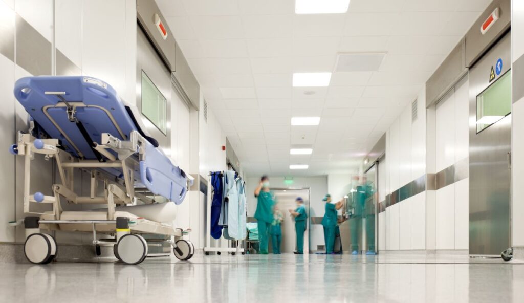 Ασθενής ξυλοκόπησε νοσηλεύτρια στα Επείγοντα του Ερυθρού Σταυρού