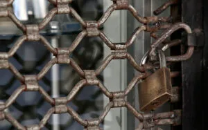«Καμπανάκι» Εurostat για την ελληνική οικονομία: Δεύτερη στην Ευρώπη σε αυξήσεις πτωχεύσεων