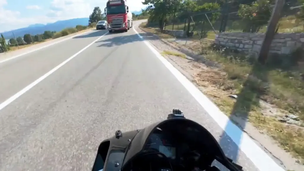 Σοκαριστικό βίντεο: Βυτιοφόρο στο αντίθετο ρεύμα