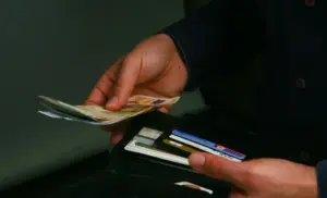 Με δανεικά ή με την πιστωτική κάρτα πληρώνουν λογαριασμούς έξι στους δέκα Έλληνες