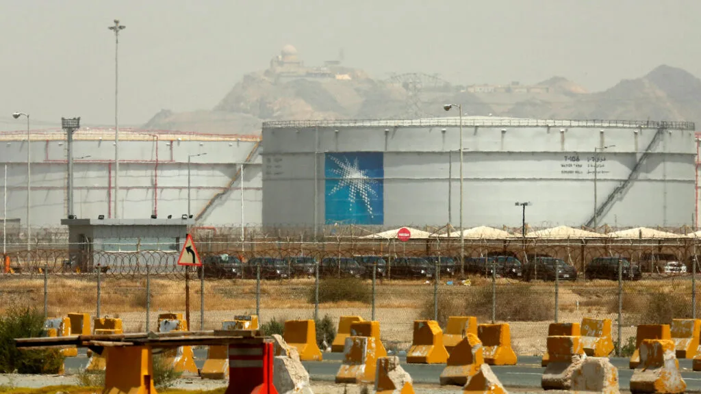 Συναγερμός για το πετρέλαιο: Η Aramco «κλείνει τη στρόφιγγα» στην Ευρώπη