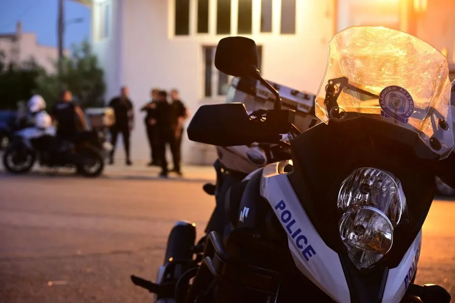 Αιματηρό επεισόδιο σε Αστυνομικό Τμήμα: Ανδρας «μπούκαρε» με μαχαίρι - Τραυματίες αστυνομικός και ο δράστης