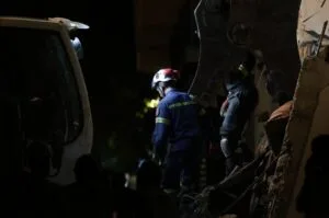 Εκρηξη στην Πλάκα: Εξι οι αγνοούμενοι – Ολονύχτια επιχείρηση για τον εντοπισμό τους