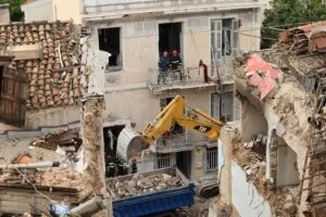 Φονική έκρηξη στην Πλάκα: Στο επίκεντρο των ερευνών ο δεύτερος όροφος του κτιρίου που κατέρρευσε