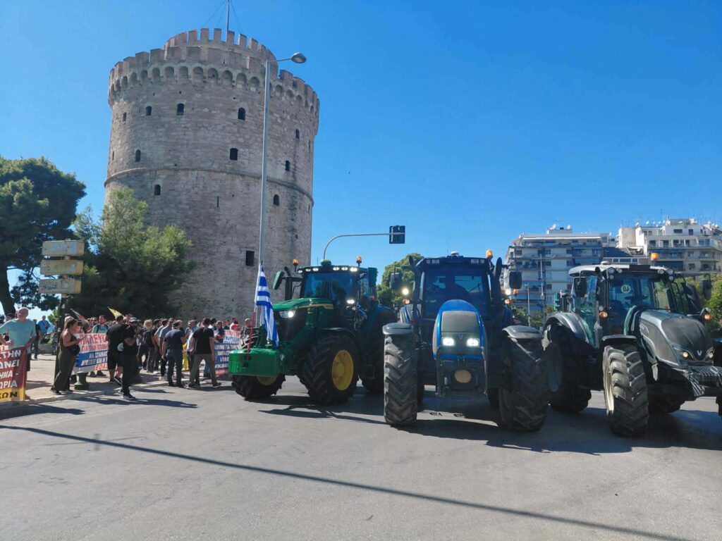 Στο Λευκό Πύργο με τα τρακτέρ έφτασαν οι αγρότες και κτηνοτρόφοι