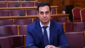 «Αν δεν έχεις 10 ευρώ για βενζίνη, παίρνεις τα μέσα μαζικής μεταφοράς»