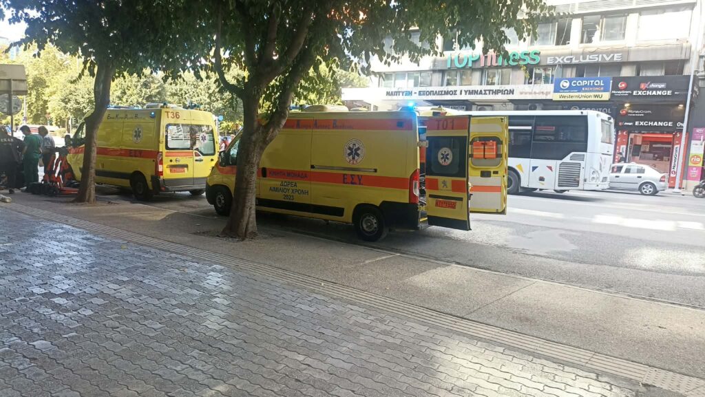 Διασώστες του ΕΚΑΒ επανέφεραν 71χρονο που έπαθε ανακοπή στον δρόμο στο κέντρο της Θεσσαλονίκης