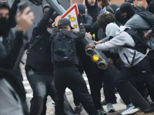 Χάος στη Γαλλία: Δεκάδες τραυματίες στις μαθητικές διαδηλώσεις