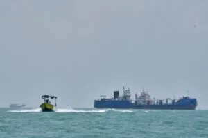 Νέα επικίνδυνη κλιμάκωση στη Μέση Ανατολή: Αμερικανικά πλήγματα σε 5 ιρανικά τάνκερ