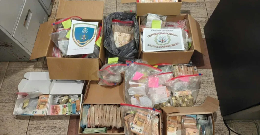 Συλλήψεις για ναρκωτικά σε Πειραιά και Ρόδο – Κατασχέθηκαν πάνω από 950.000 ευρώ