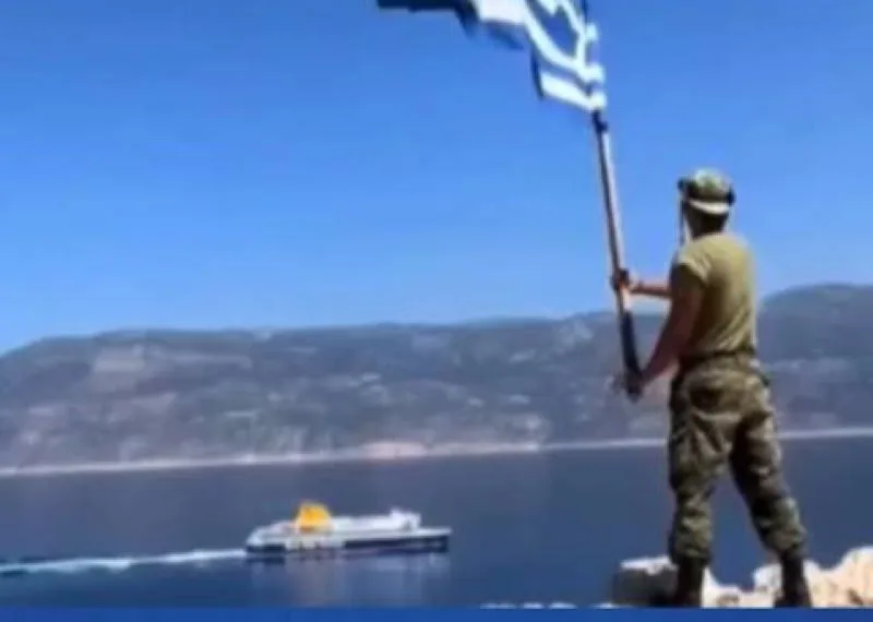 Η σημαία που δεν χαμήλωσε ποτέ: Ελληνας στρατιώτης συνεχίζει την παράδοση της θρυλικής Κυράς της Ρω