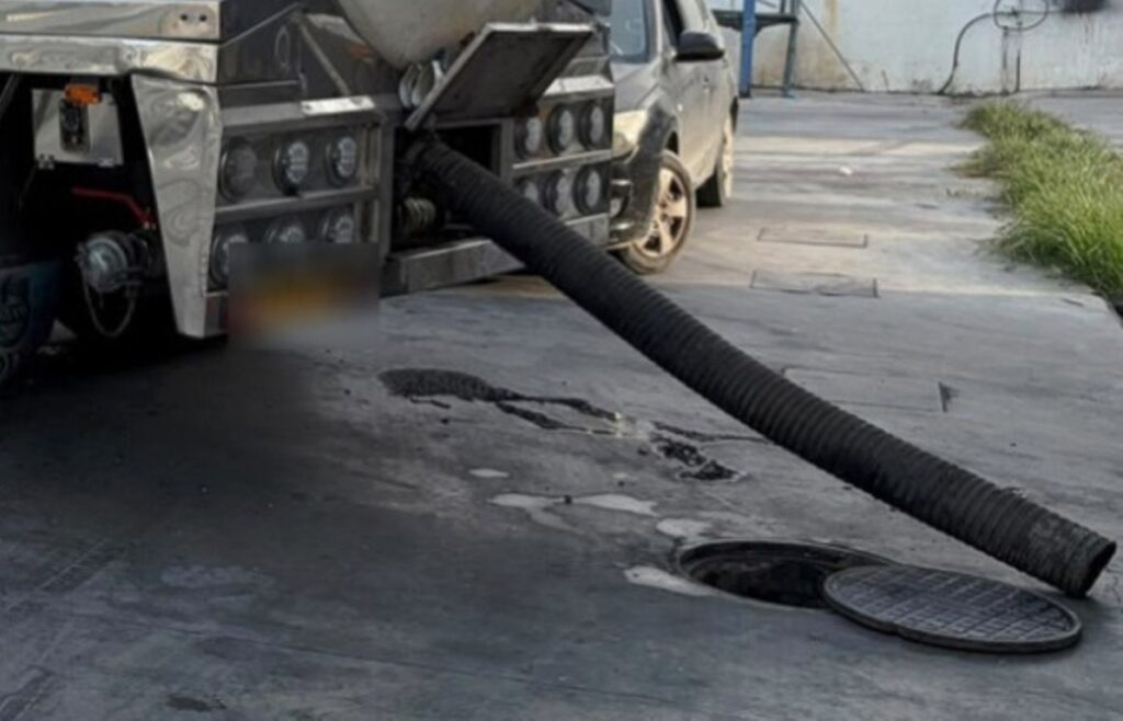 Σε τρεις συλλήψεις προχώρησε η αστυνομία για την ρίψη από βυτιοφόρο επικίνδυνων βιομηχανικών αποβλήτων στον Κηφισό