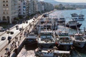 Συνεχίζουν τις κινητοποιήσεις τους οι αλιείς – Αλιευτικά σκάφη παραμένουν δεμένα στα λιμάνια ολόκληρης της χώρας