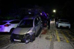 Μεταμόρφωση: Αρνήθηκε να σταματήσει για έλεγχο, πάτησε γκάζι και έπεσε σε σταθμευμένα