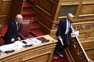 Ο Κυριάκος Βελόπουλος στη Βουλή έδωσε στον Φλωρίδη φωτογραφίες με οστά – «Είστε ο Φλωρίδης ο μπαζωματής» του είπε