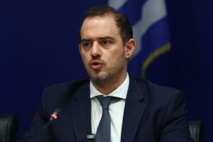 Από τη Βουλή στο νοσοκομείο με ασθενοφόρο ο αναπληρωτής υπουργός Υποδομών και Μεταφορών