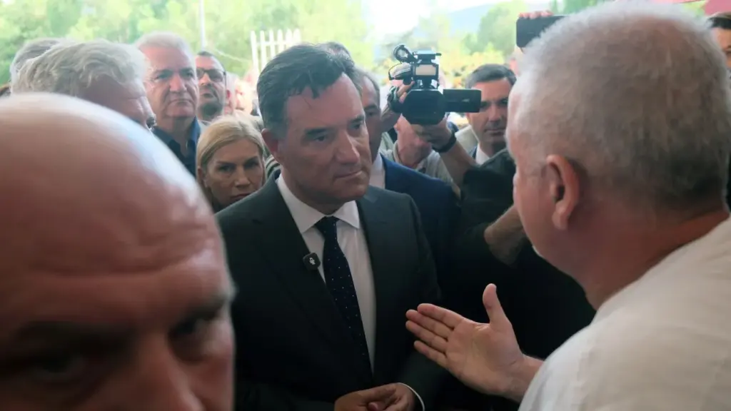 Νοσοκομείο Χανίων: Άγριες αποδοκιμασίες κατά Άδωνι Γεωργιάδη και Ντόρας Μπακογιάννη