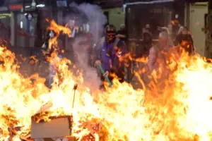Χάος στα Τίρανα με φωτιές σε υπουργεία και συγκρούσεις φοιτητών με την αστυνομία