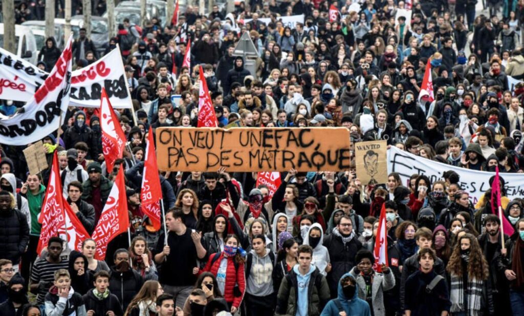 Οργή μαθητών στη Γαλλία με δεκάδες χιλιάδες να διαδηλώνουν στις μεγάλες πόλεις – Σφοδρές οδομαχίες και εκατοντάδες συλλήψεις