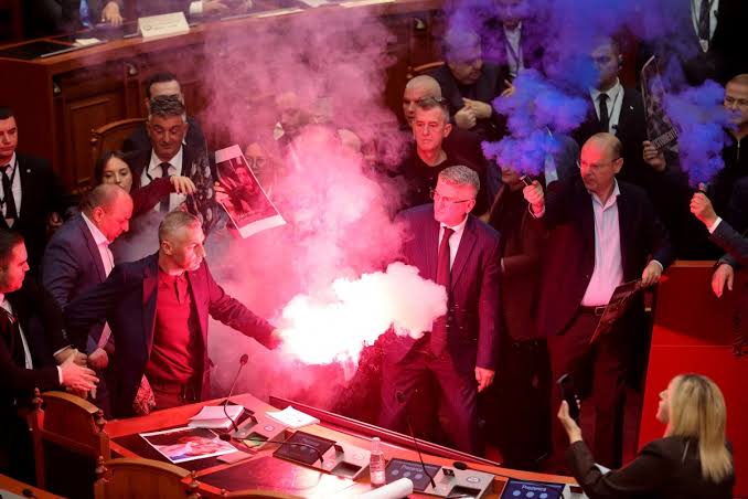 Σκηνές χάους στο Αλβανικό κοινοβούλιο
