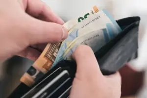 Μπάχαλο με το επίδομα Α21:«Τα χρήματα τα δικαιούνται οι οικογένειες και τα έχουν ανάγκη στην ώρα τους»